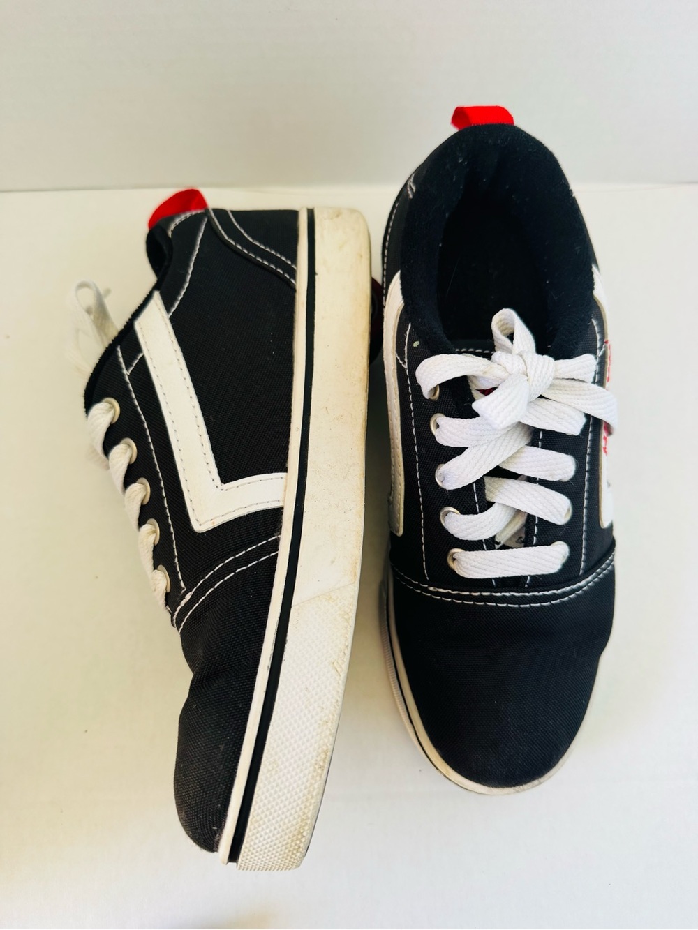 Heelys Black and White Kids Sneakers with Red Pull Loop 4